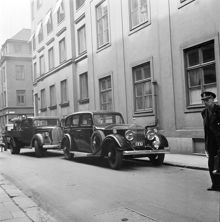 Karduansmakargatan. En parkerad Rolls Royce samt en lastbil