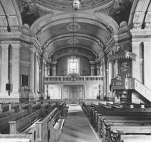 Interiör av Adolf Fredriks kyrka, mot ingången. Före restaureringen