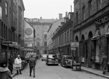 Beridarbansgatan norrut från Klarabergsgatan mot Konstfackskolan vid Mäster Samuelsgatan 44. T.v. kv. Sporren, t.h. kv. Stigbygeln. Här ligger nuvarande Sergelgatan 1 och 2 norrut från Sergels Torg.