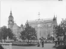 Stockholmsutställningen 1897, Nordiska museet. Arkitekten Isak Gustaf Clason i förgrunden