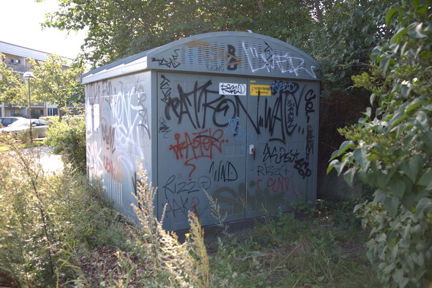 En elektricitetsbyggnad i Östberga fullbemålad med "taggar".