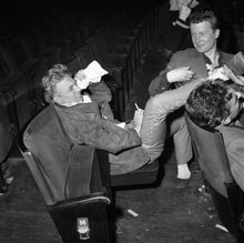 Biblioteksgatan 26, Biograf Anglais. Tommy Steele pustar ut med bandet bland bänkraderna efter sin konsert