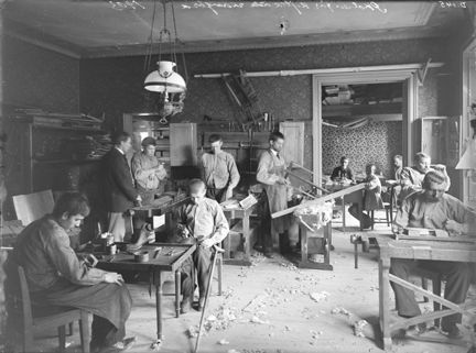 Träslöjdsarbete i Vanföreanstaltens skola vid Grev Turegatan.