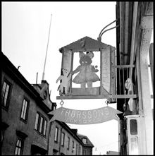 Hamngatan 34. Thorssons leksaker, butikens skylt