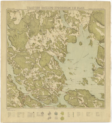 Tryck i färg, med skog i grönt, vatten i blått och förklaring med bilder över symboler och streckningar under kartbilden.