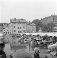 Medborgarplatsen mot nordost. Ett regnoväder har översvämmat torget under pågående torghandel