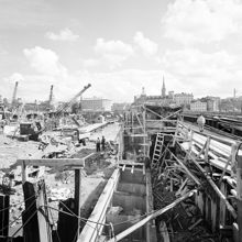 Vy från Tegelbacken söderut. Centralbron byggs mellan Norrmalm och Gamla Stan