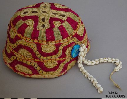 Broderad mössa med snäckor och knapp