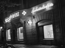 Sveavägen 96, Sjukvårdsmagasinet Perfekt. Butikens skyltfönster nattetid