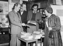 Stureplan 4, Hedengrens Bokhandel. Författarna Bernt Erikson, Harald Forss och Peter Weiss försöker sälja sina alster bakom en provisorisk disk, ""Poets corner"", under Bokens Vecka