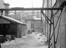 Beridarbansgatan 18. Gården västerut. I byggnaderna fanns hantverkare och verkstäder. I kv. Stigbygeln ligger nu femte höghuset vid Sergels Torg