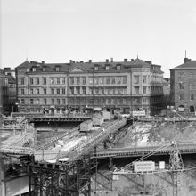 Vy österut över rivna kv. Hästryggen mot Malmskillnadsgatan 38-42, kv. Stormhatten. T.h. i fonden mynnar Smålandsgatan