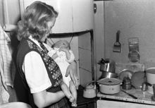 Stadshagen. Reportage hos hyresgäster i de 50-åriga nödbostäderna invid S:t Görans kapell. På bilden ser vi en kvinna med ett nyfött barn