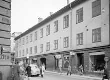 Från hörnet vid Slöjdgatan 2 österut mot Mäster Samuelsgatan 47. Lantbruksakademiens hus med butiker i gatuplanet. Vid byggnaden som skymtar i fonden ligger nu femte höghuset