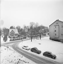 Villabebyggelse vid Spånga Stationsväg. Längst t.h. gavel till flerbostadshus