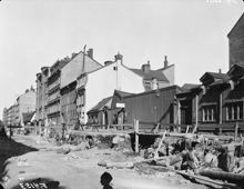 Åsögatan österut från Östgötagatan. Gatuarbete och schaktning pågår mellan kv. Dagakarlen och kv. Timmermannen.  Åsögatan 36 t.h. (nuv. Åsögatan 128)