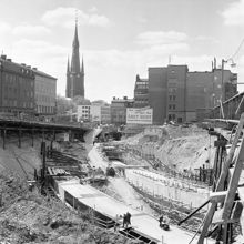 Tunnelbanebygget i Klara. Kvarteret Gropen, Hägern större och Sporrens östra del är rivna. T.v. går Klarabergsgatan på provisoriskbro och t.h. går Mäster Samuelsgatan på provisoriskbro