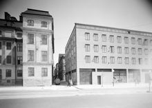 Från Köttorget (utgick 1962), nu Munkbroleden, mot kv. Memnon och kv. Icarus (byggt 1957). Kåkbrinken mynnar mellan kvarteren