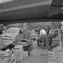 Transporter till Klarahallen och Centralsaluhallen. Klarabergsviadukten passererar ovanför Klara Strand.