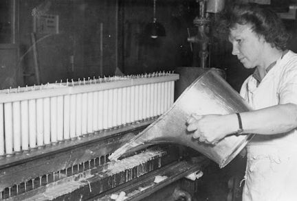 Bild på kemitekniker som häller stearinmassa vid Liljeholmens stearinfabrik