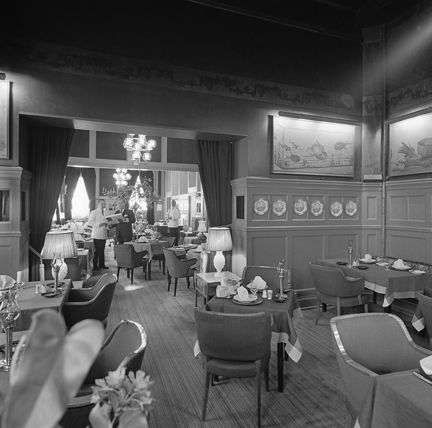 Restauranginteriör med konst och draperier.