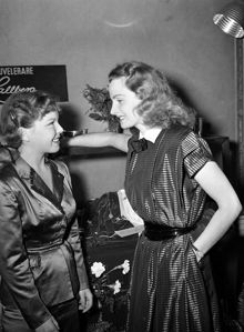 Stallgatan 4, Grand Hotel Royal. Film och modefest. Franska skådespelerskan Cecile Aubry. (t.v.) och svenska skådespelerskan Margareta Fahlén