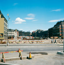Klara. Vy från Vasagatan genom rivna kvarter upp mot Brunkebergstorg. Kv.Uggleborg närmast t.v. och kv. Sköldpaddan närmast t.h