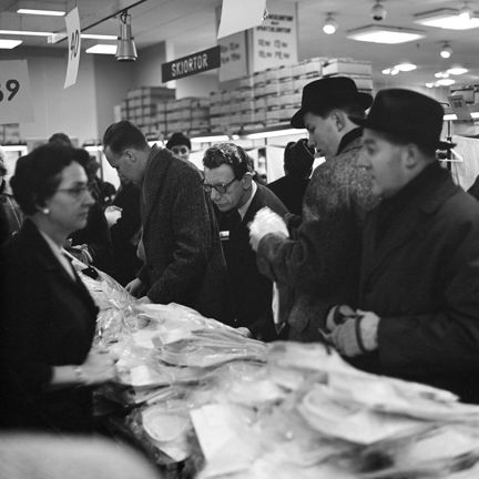 Kunder ser på inplastade skjortor.