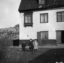 Tre barn på gårdssidan vid Yttersta Tvärgränd 2