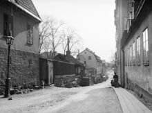 Skånegatan västerut från Borgmästargatan mot Renstiernas Gata. T.v. Skånegatan 104 och 102