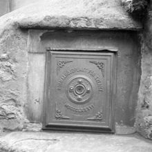 Järnlucka i Schering Rosenhanes Gränd med Sveriges normalhöjdpunkt, använd 1886-1970