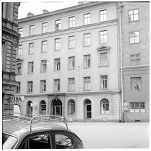Nybrogatan 73 från hörnet av Tyskbagargatan