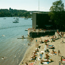Saltsjöbaden; allmän badplats öster om herrbadhuset på Restaurantholmen. I fonden Stockholms Observatorium