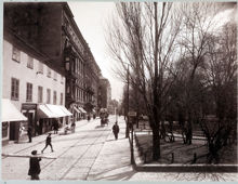Stora Badstugatan söderut från Kammakargatan. T.h. Adolf Fredriks kyrkogård