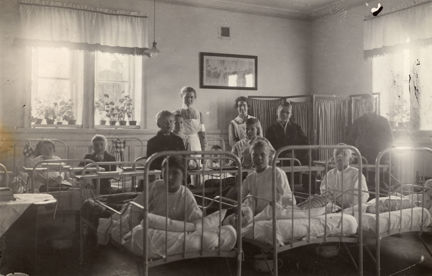 Svartvitt fotografi på pojkar i sovsal från Frimurarbarnhuset