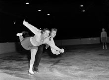Stockholm stadions konstfrusna isbana provas av Berit Andersson och Torgil Rosenberg