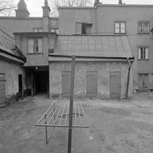 Gårdssidan av Katarina Östra Kyrkogårdsgränd och Mäster Mikaels Gata 2. Västra längan
