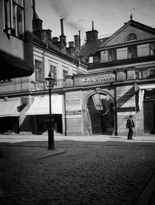 Portal omgiven av skyltar (bl a orgelbyggare A. V. Lundahl), Sankt Paulsgatan 6 B sett från Skaraborgsgatan. Gården revs 1939 för Södergatans framdragning (senare Söderleden)