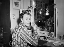 Skådespelaren Olof Widgren vid sitt sminkbord på Dramaten