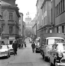 Olofsgatan vid korsningen Apelbergsgatan, mot Adolf Fredriks kyrka