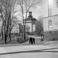 Skeppsholmskyrkan sedd från Svensksundsvägen. Tre flottister passerar