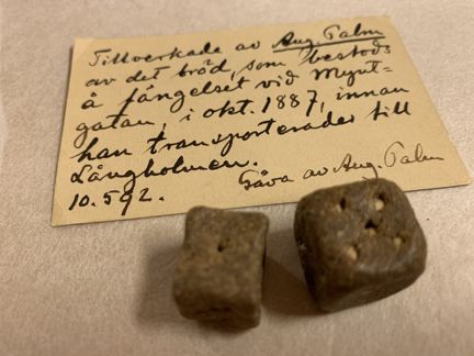 Två brödtärningar tillsammans med en handskriven lapp.