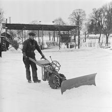 Renhållningen röjer snö