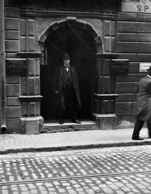 En man står i porten till Lilla Nygatan 13