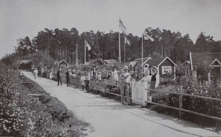 Svartvitt fotografi med en av huvudgångarna i Dalens koloniområde