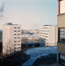 Studenthemmet Jerum sett från Furusundsgatan 3. I fonden Kungliga Tennishallen och Hjorthagen