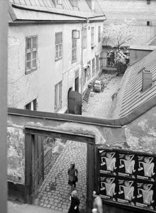Gården österut vid Klarabergsgatan 29 (t.v.) och Klara Östra Kyrkogata 16 (t.h.)