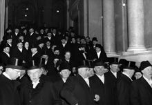 Riksdagspolitiker i rockar och höga hattar tågar upp till Slottskapellet och 1951 års riksdagsöppnande