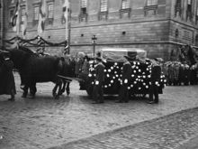Katafalk vid Slottsbacken med kvarlevorna efter en av de förolyckade efter Andréexpeditionen.