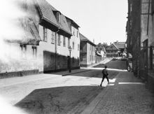 Katarina Östra Kvarngränd österut. Från vänster nr 1, därefter Nytorgsgatan, Katarina Östra Kvarngränd 3 och 5 med nr 7 i fonden. Nuv. Sandbacksgatan och Glasbrukstäppan